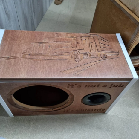 vrachtwagen + witte lijst 12 inch kist